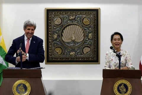 美国国务卿约翰·克里和缅甸全国民主联盟领导人昂山素季（图片来源：路透社）