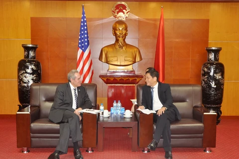 越南工商部长陈俊英会见美国商务代表迈克尔•弗罗曼（图片来源：越通社）