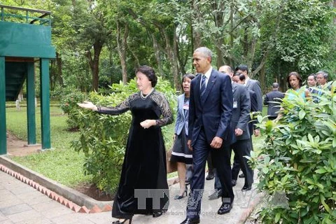 越南国会主席阮氏金银同美国总统奥巴马走访参观胡志明主席纪念区（越通社—VNA）