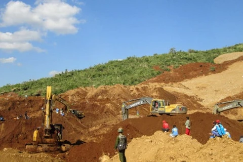 缅甸北部克钦邦帕敢镇一个玉石矿场当日早晨发生山体滑坡，导致最少11人死亡，和其他许多人失踪。