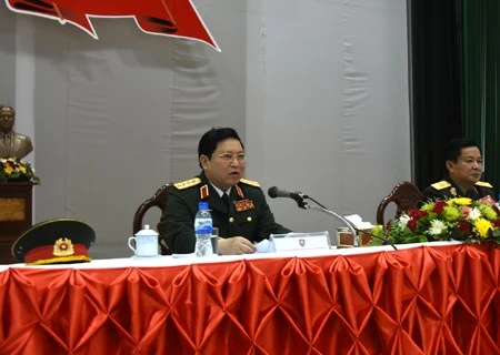 越南国防部长吴春历大将在老挝凯山丰威汉国防学院发表讲话。