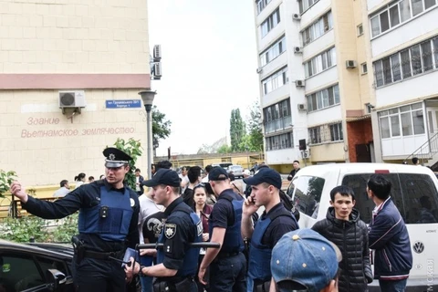 乌克兰警察在敖德萨（Odessa）市莲花村公寓执勤（图片来源：nguoivietukraina.com）