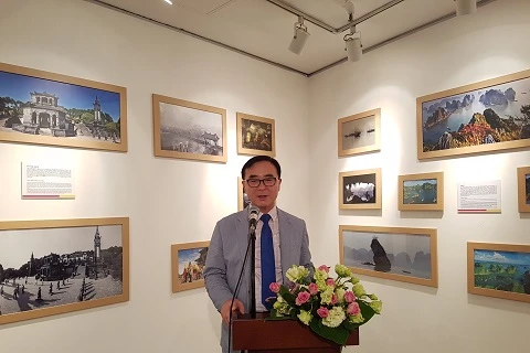 韩国文化遗产局局长金大玹在图片展上发表讲话（图片来源：越通社）