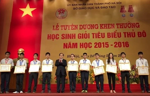 越共中央政治局委员、河内市委书记黄忠海出席5月24日举行的首都河内优秀学生表彰大会 。