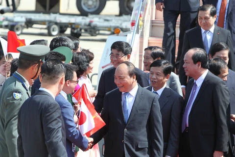 越南政府总理阮春福抵达日本名古屋市机场（图片来源：越通社）
