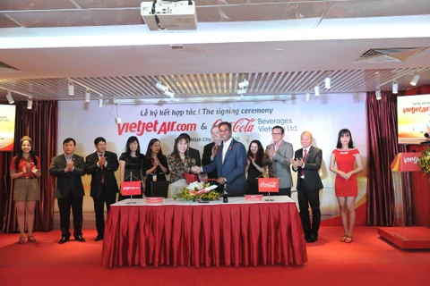 越捷航空公司与可口可乐（越南）饮料有限公司签署了全面合作协议