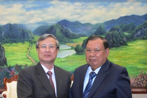 老挝人民革命党中央总书记、国家主席本扬•沃拉吉会见越共中央政治局委员、中央书记处书记、中央检查委员会主任陈国旺。
