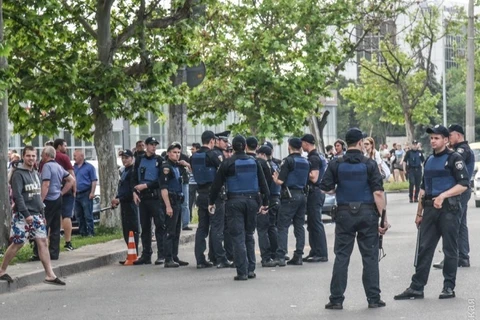 乌克兰警方包围敖德萨州“莲花”公寓（图片来源：nguoivietukraina.com）