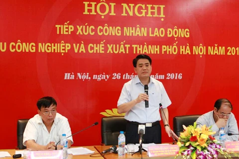河内市人民委员会主席阮德钟在对话会上致辞。