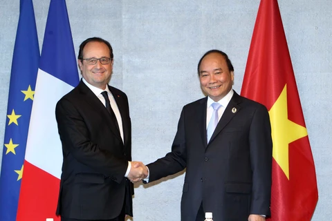 越南政府总理阮春福会见法国总统弗朗索瓦·奥朗德（图片来源：越通社）