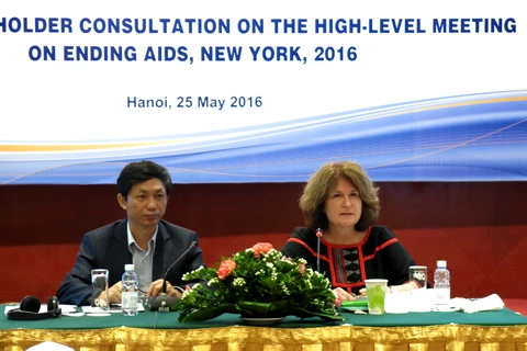 越南卫生部艾滋病防控局局长阮黄龙和联合国艾滋病规划署越南区首席代表Kristian Schoultz（图片来源：因特网） 