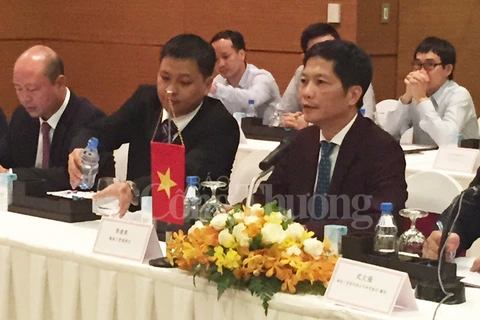 越南工商部部长陈俊英在会上发表讲话