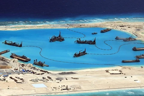 中国在越南长沙群岛十字礁非法填海造地活动（图片来源：EPA）