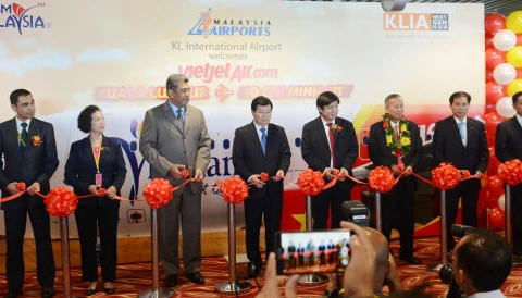 越捷航空公司在马来西亚举行隆重仪式，正式开通胡志明市-吉隆坡直达航线。