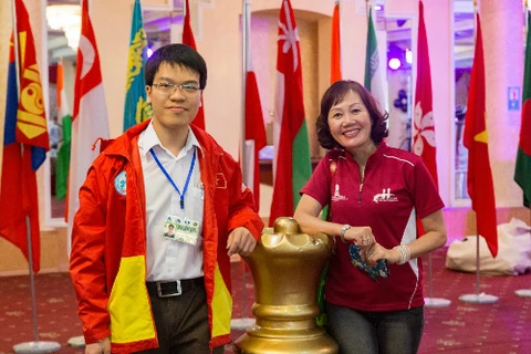 越南棋手黎光廉（左边）（图：体育报）