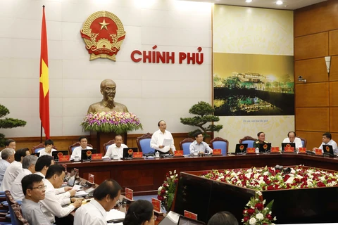 政府总理阮春福在越南政府5月份例行会议上发表讲话（图片来源：越通社）