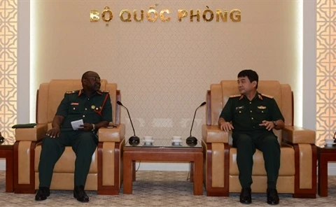 越南人民军副总参谋长武文俊上将会见坦桑尼亚国防大学副经理Yohana Ocholla Mabongo准将。（图片来源：人民军队报）