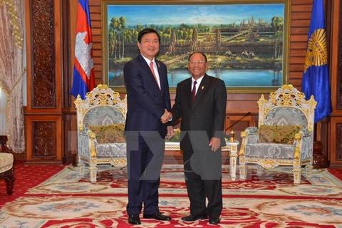 胡志明市市委书记丁罗升（左）与柬埔寨国会主席韩桑林。