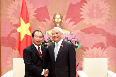 越南国会副主席汪周刘会见老挝司法部长塞西•桑迪冯。（图片来源：daibieunhandan.vn） 