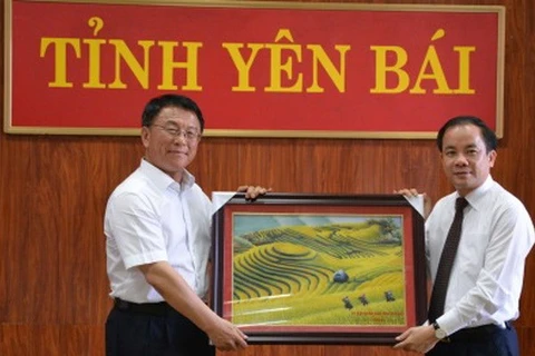 安沛省人民委员会常务副主席谢文龙向中国国家民族事务委员会代表团赠送礼物。