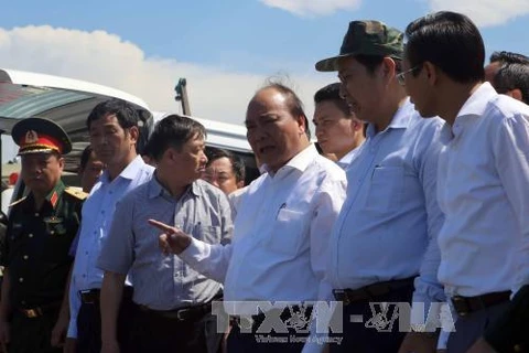 阮春福总理视察沉船事故现场 指示尽最大努力搜救（图片来源：越通社）