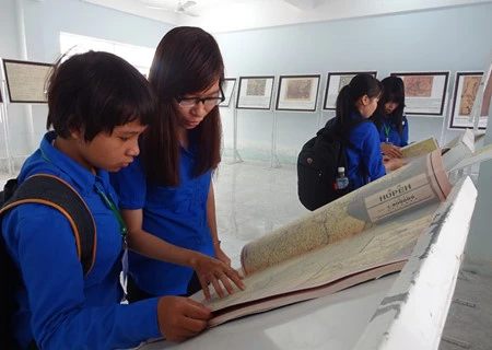 游客参观地图资料展（图片来源：越南之声）