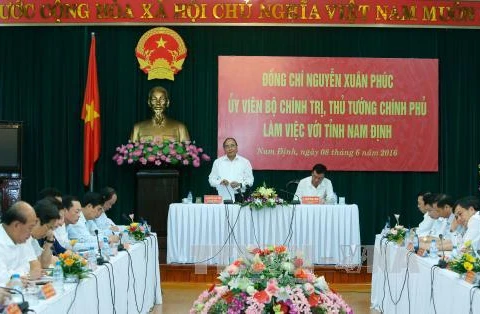 越南政府总理阮春福与南定省主要领导举行会谈（图片来源：越通社）