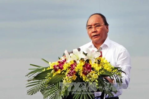 阮春福总理在集会上发表讲话。