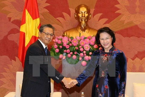 越南国会主席阮氏金银会见日本驻越大使大岛浩。
