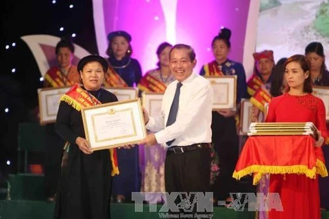 政府副总理张和平向优秀集体颁发奖状（图片来源：越通社）