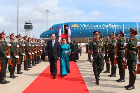 越南国家主席陈大光和夫人抵达老挝（图片来源：越通社）