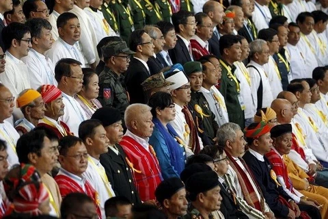 缅甸政府与该国少数民族武装组织代表（图片来源：路透社） 