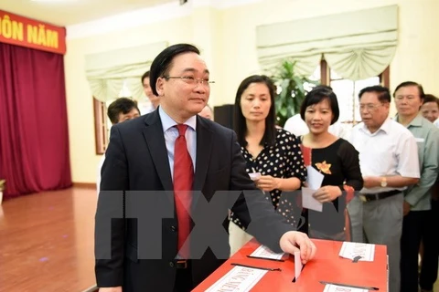 河内市委书记黄忠海参加第十四届国会、2016-2021年任期各级人民议会代表换届选举活动。