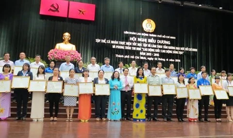 学习与践行胡志明道德榜样的212个模范集体和个人获表彰（图片来源：越南人民军队报）