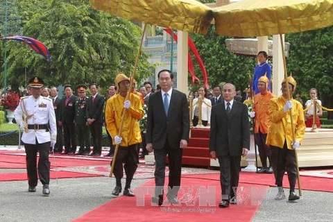 柬埔寨举行隆重仪式热烈欢迎陈大光主席和夫人访柬(图片来源：越通社）
