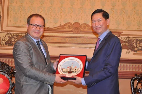 胡志明市人民委员会副主席陈永线与罗马尼亚经济贸易和商业环境部国务秘书弗拉德·瓦希柳。