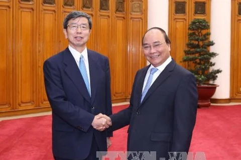 政府总理阮春福（右）与亚行行长兼董事会主席中尾武彦（左）（图片来源：越通社）