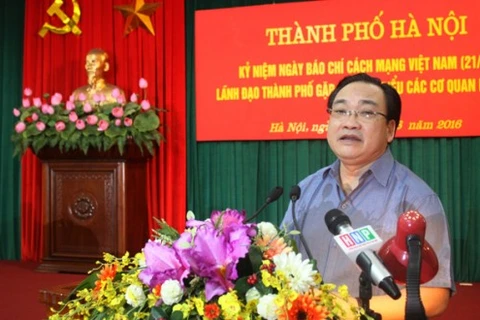 河内市市委书记黄忠海在见面会上发表讲话（图片来源：http://thethaongaynay.vn/）