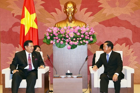 越南国会副主席杜伯巳在河内会见了来访的泰国副总理塔纳萨。