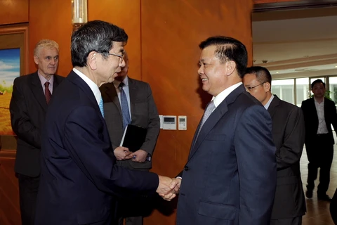 越南财政部部长丁进勇与亚洲开发银行行长中尾武彦。
