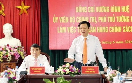 王廷惠副总理赴越南社会政策银行调研（图片来源：政府电子门户网站）