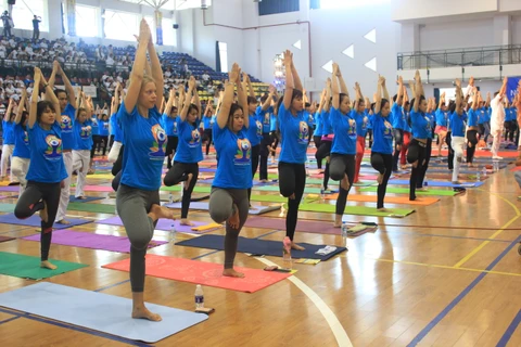 500多名瑜伽爱好者举行瑜伽表演（图片来源：tuoitre.vn)