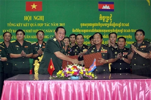 越南人民军第七军区司令部与柬埔寨皇家军队第四军区司令部2016-2017年合作备忘录签署仪式场景。（图片来源：人民军队报）