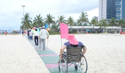岘港海滩残疾人通道（图片来源：越通社）