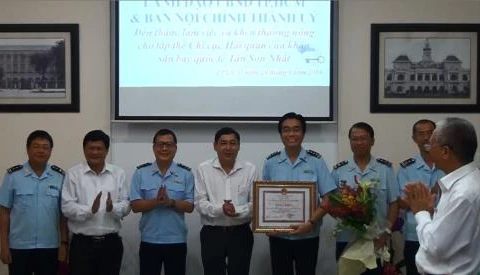 胡志明市市委、人民委员会领导向胡志明市海关局新山一国际机场口岸海关分局颁发荣誉证书和奖金