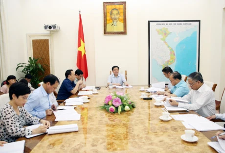 越共中央政治局委员、政府副总理、工作组组长王廷惠主持会议。