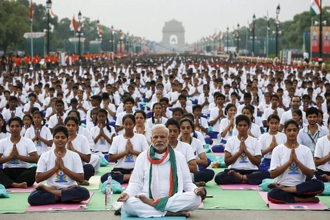 印度总理纳伦德拉·莫迪德和数万人参加瑜伽表演活动（图片来源：越通社）