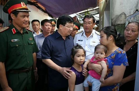6月23日下午，郑廷勇走访慰问CASA-212失踪飞机9名飞行员之一的阮伯世的家属。