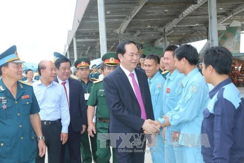 越南国家主席陈大光与925团干部和战士们进行交谈（图片来源：越通社）