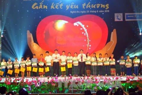 王廷惠副总理向贫困儿童授予助学金（图片来源：越通社）